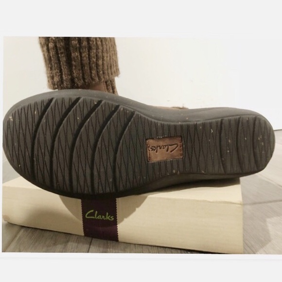 LIKE NEW! CLARKS ARTISAN AVINGTON ANKLE BOOTS SZ 9 - Picture 8 of 8